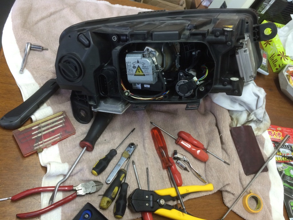 ｱｳﾃﾞｨa6のメーターにafs警告灯が点灯 アウディa6アバントのafsｲﾝｼﾞｹｰﾀｰが点灯してメーターからピーッと警告音サイレンが鳴る アウディａ６のａｆｓ付きヘッドランプを取り外して分解後にモーターの配線修理 アウディａ６のコーナリングヘッドランプの作動