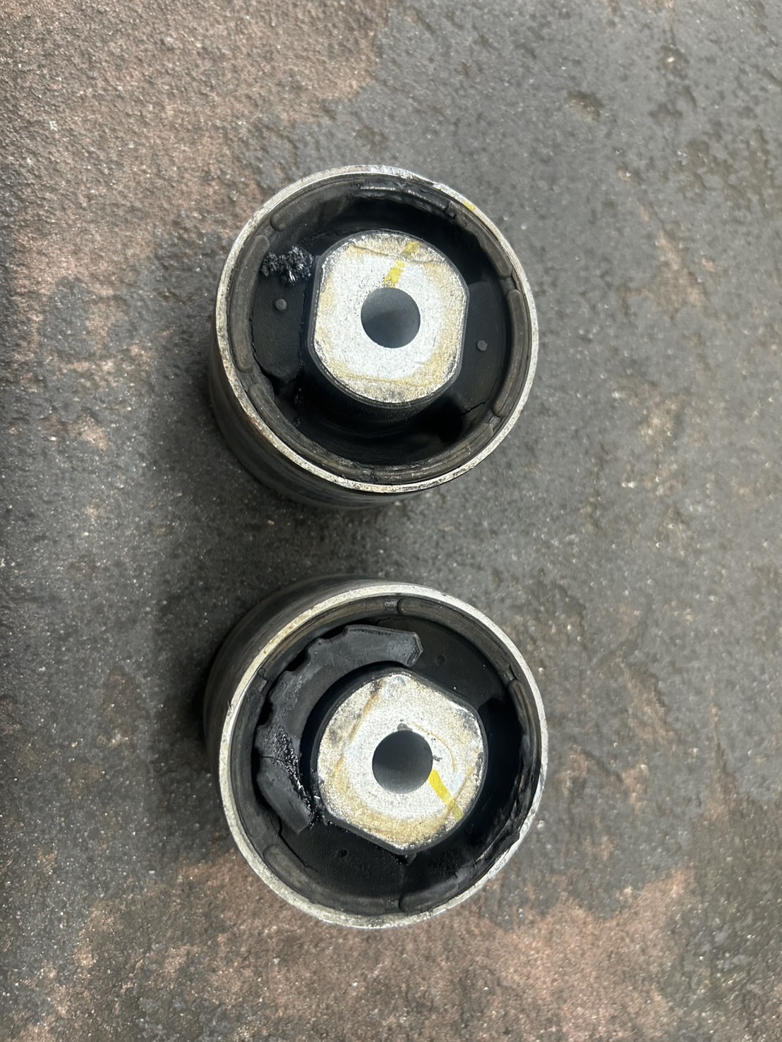 ｼﾞｬｶﾞｰXK 足回りのご修理、ﾃﾝｼｮﾝﾛｯﾄﾞﾌﾞｯｼｭを交換 - 心のこもった