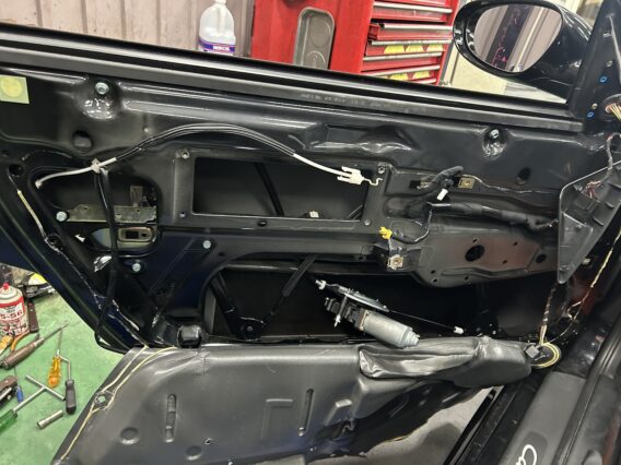 ポルシェ９１１、９９６型。　パワーウィンドウレギュレターご交換。