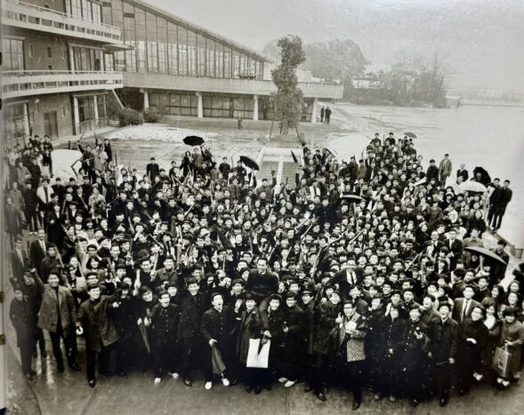 入学以来60年、８年ぶりの同窓会では、、、