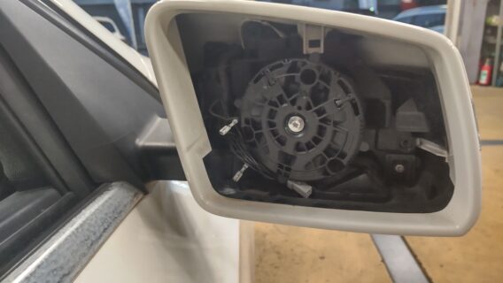 W176　Aクラス　ドアミラーの鏡が動きません！