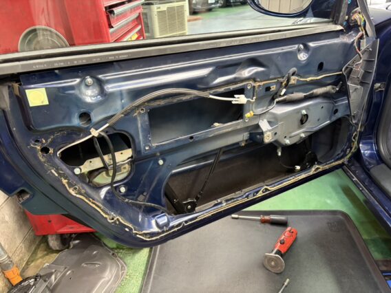 ポルシェ９１１（９９６）、パワーウインドウ レギュレーターを交換